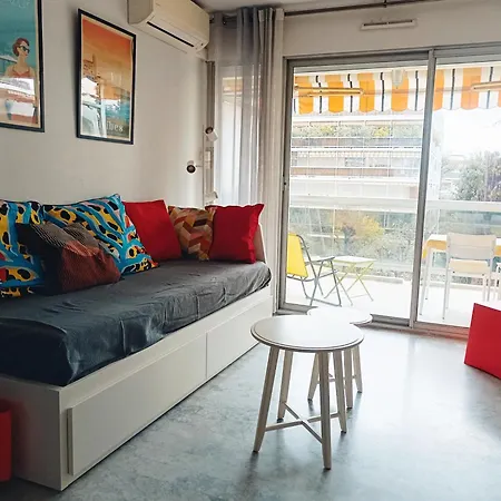 Climatise A Les Pins Dans Avec Piscine Apartment Juan-les-Pins