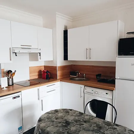 Climatise A Les Pins Dans Avec Piscine Apartment Juan-les-Pins