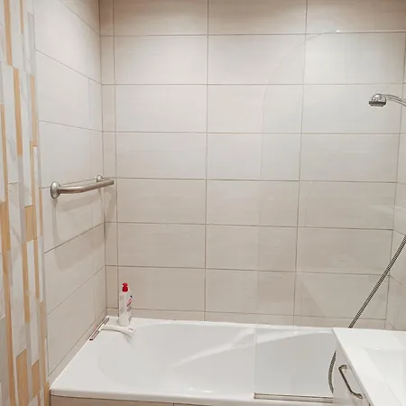 Climatise A Les Pins Dans Avec Piscine Juan-les-Pins