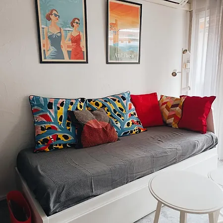 Climatisé à Les Pins Dans Résidence Avec Piscine