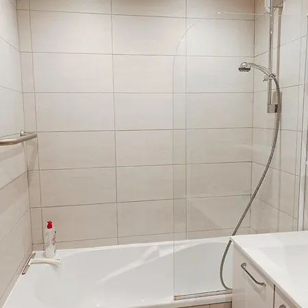 Climatise A Les Pins Dans Avec Piscine Daire