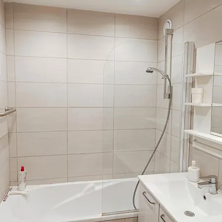 Climatise A Les Pins Dans Avec Piscine Juan-les-Pins