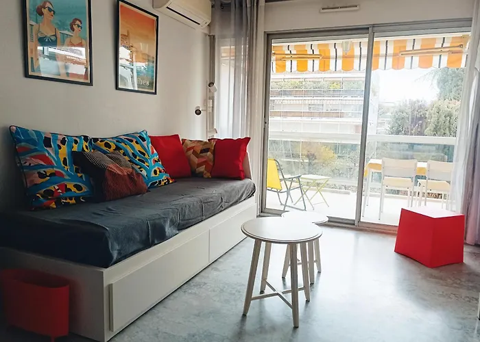 Climatise A Les Pins Dans Avec Piscine Apartment Juan-les-Pins