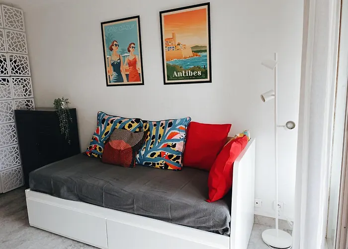 Climatisé à Les Pins Dans Résidence Avec Piscine *