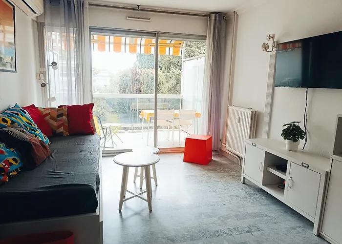 Climatisé à Les Pins Dans Résidence Avec Piscine Appartamento