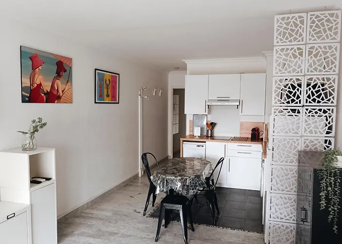 Apartment Climatise A Les Pins Dans Avec Piscine *