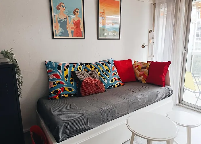 Climatisé à Les Pins Dans Résidence Avec Piscine