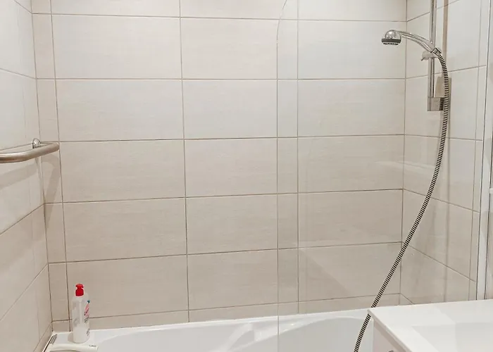 Climatise A Les Pins Dans Avec Piscine Apartment