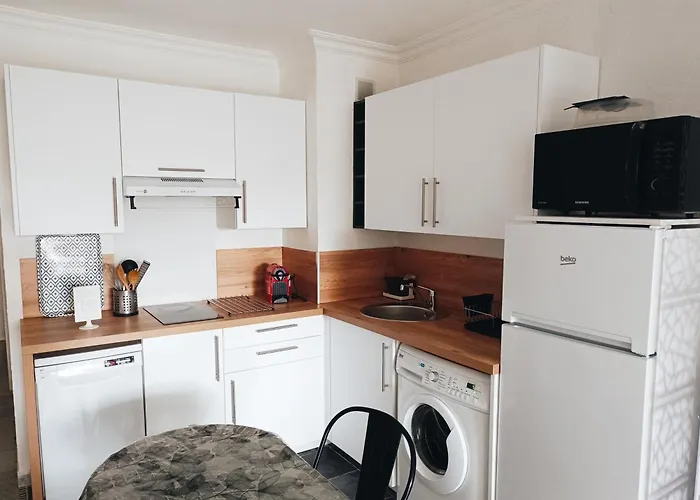 Apartment Climatise A Les Pins Dans Avec Piscine