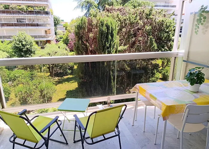 Climatise A Les Pins Dans Avec Piscine * Juan-les-Pins