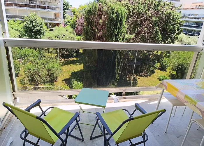 Apartment Climatise A Les Pins Dans Avec Piscine