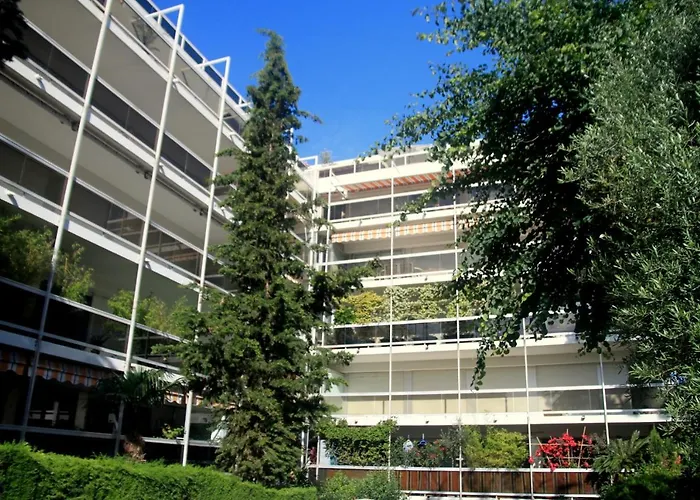 Climatise A Les Pins Dans Avec Piscine Juan-les-Pins