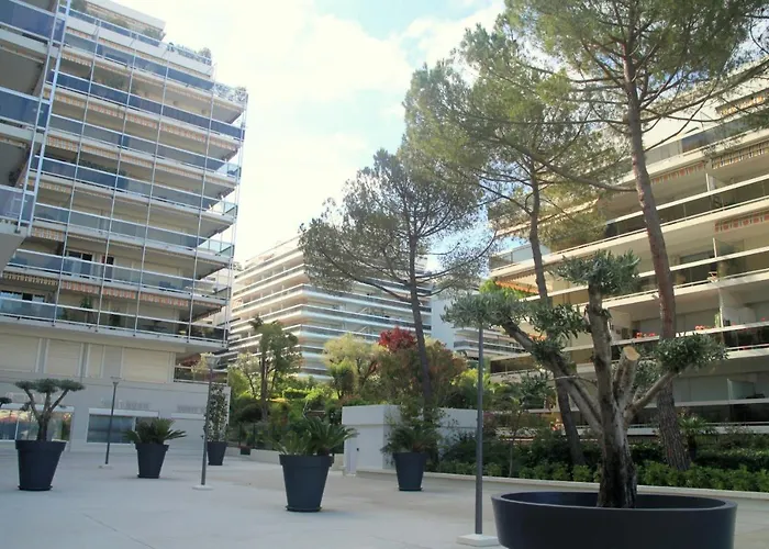 Apartment Climatise A Les Pins Dans Avec Piscine