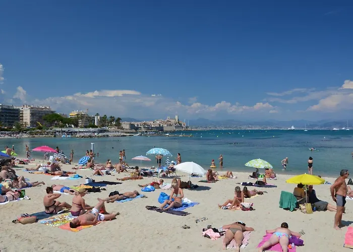 Climatisé à Les Pins Dans Résidence Avec Piscine Appartamento